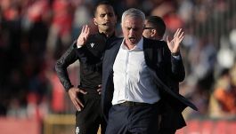 Mourinho choc: per allenare il Benfica vado in rosso. Poi la sfuriata sugli arbitri