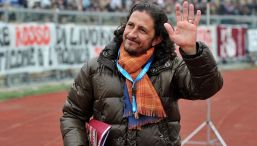 Igor Protti tedoforo in lacrime a Livorno, ovazione per il bomber malato di cancro