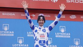 Vuelta, 10a tappa: Vine concede il bis, Ayuso prima critica il team, poi aiuta Almeida. Vingegaard torna in roja