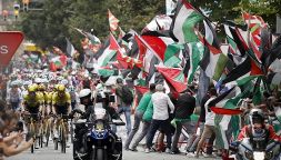 Vuelta, 11a tappa: clamoroso a Bilbao, manifestanti pro-Palestina determinano lo stop ai -3 km senza vincitori
