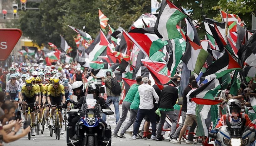 Vuelta, 11a tappa: clamoroso a Bilbao, manifestanti pro-Palestina determinano lo stop ai -3 km senza vincitori
