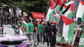 Vuelta nel caos: il direttore spinge Israel a ritirarsi, mentre Pidcock si scaglia contro i pro Palestina