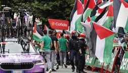 Vuelta nel caos: il direttore spinge Israel a ritirarsi, mentre Pidcock si scaglia contro i pro Palestina