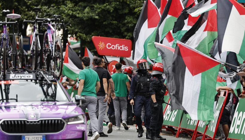 Vuelta nel caos: il direttore spinge Israel a ritirarsi, mentre Pidcock si scaglia contro i pro Palestina