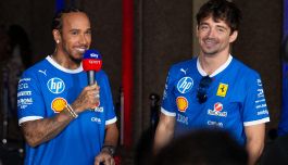Ferrari, Hamilton ritrova il sorriso a Milano e scherza ancora sul cibo italiano: Non ingrassate. Leclerc assediato