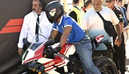 Ferrari, Hamilton arriva a Monza su una Ducati tricolore tra due ali di folla: il mitico Ivano Monzani alla sicurezza