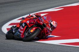 Sprint Barcellona: Alex cade e regala la vittoria a Marc Marquez su Quartararo e Di Giannantonio. Ducati campione