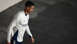 Cristiano Ronaldo choc, perde la calma con un tifoso e lo spintona via: poi segna e trascina il Portogallo