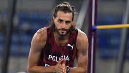 Tamberi, l’annuncio mondiale diventa uno show: a Tokyo ci sarà, ma con quali prospettive. Decisiva la moglie Chiara