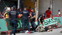 Vuelta, Pedersen imperiale a Monforte ma è caos per le proteste pro-Palestina: ne fa le spese Javi Romo