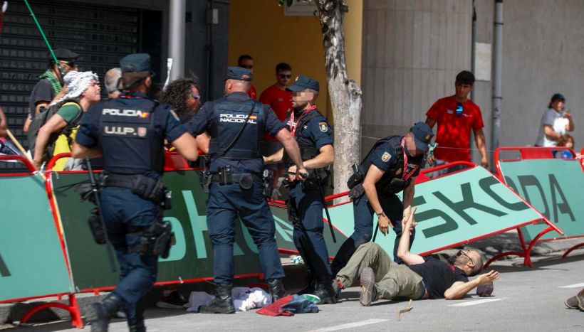 Vuelta, Pedersen imperiale a Monforte ma è caos per le proteste pro-Palestina: ne fa le spese Javi Romo