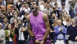 Alcaraz, festeggiamenti sfrenati dopo il successo su Sinner: Carlos fa scattare l’allarme Coppa Davis per la Spagna