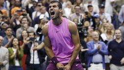 Alcaraz, festeggiamenti sfrenati dopo il successo su Sinner: Carlos fa scattare l’allarme Coppa Davis per la Spagna