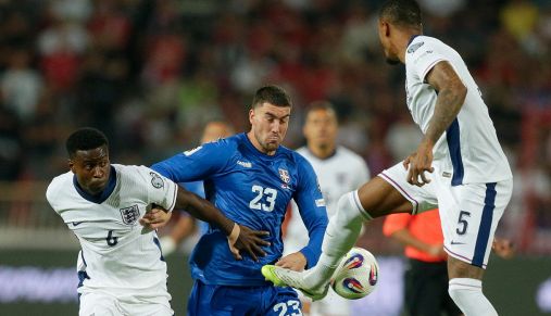 Vlahovic torna a fare cilecca: Serbia travolta dall'Inghilterra e social impietosi con Dusan e Pavlovic