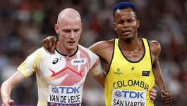 Mondiali, Van de Velde prima cade poi aiuta San Martin a finire la gara: il gesto che conquista Tokyo