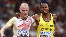 Mondiali, Van de Velde prima cade poi aiuta San Martin a finire la gara: il gesto che conquista Tokyo