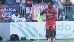 Cagliari-Parma, il balletto di Mina mette nei guai Cuesta e Felici completa l’opera. Caprile strizza l’occhio alle big