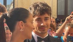 Leclerc a Lecce, è polemica tra privacy e imbarazzo: il gesto di Charles a placare i cori, il web si indigna