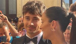 Ferrari, Leclerc "va a nozze" e infiamma Lecce: Charles con Alexandra al matrimonio del fratello Lorenzo Tolotta