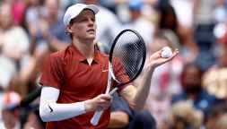 Sinner, relax e sorpresa ai bambini a Sesto: Fedez ritratta su Hitler ma punzecchia (con invidia) Jannik sulle tasse