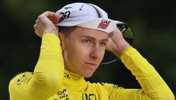 Pogacar si sente in forma mondiale. Barcellona avverte il Tour: “Niente partenza nel 2026 se c’è l’Israel”