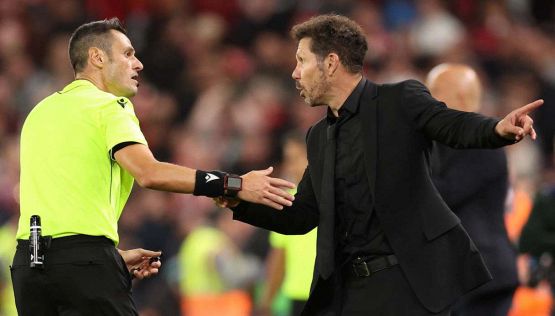 Liverpool-Atletico Madrid, gestaccio a Simeone e rissa sfiorata: rosso al Cholo, proteste con Marcenaro e Mariani