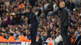 Napoli, Conte spiega il motivo del cambio di De Bruyne: 'Mi è dispiaciuto farlo'. Ma i tifosi lo accusano di catenaccio