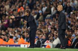 Napoli, Conte spiega il motivo del cambio di De Bruyne: "Mi è dispiaciuto farlo". Ma i tifosi lo accusano di catenaccio