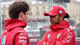 Caos Ferrari, sgarbo Hamilton: non restituisce la posizione a Leclerc che protesta in radio. Lewis chiede scusa