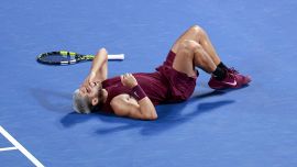 Alcaraz, l’allarme dopo l’infortunio: il dolore urlato al team e il dubbio ritiro con Bergs. A rischio il numero 1