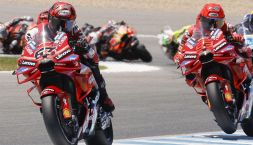GP Giappone: grande Bagnaia, vittoria col patema e col fumo. Marquez secondo è campione del mondo!