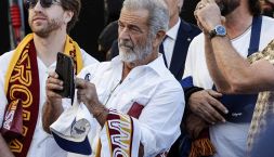 Roma-Verona, Mel Gibson cuore lupacchiotto: all'Olimpico con la sciarpa giallorossa