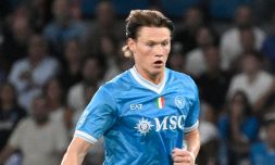 Napoli, McTominay a terra in area: la scelta di Chiffi e Var scatena le polemiche tra i tifosi azzurri, cos’è successo