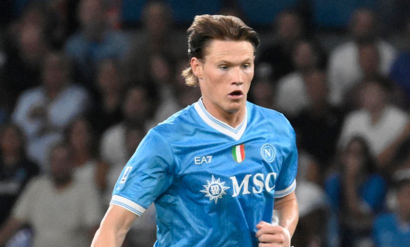 Milan-Napoli, McTominay a terra in area: la decisione di Chiffi e Var scatena la bufera tra i tifosi azzurri, cos’successo