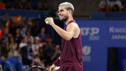 ATP Tokyo, Alcaraz rimonta Ruud e firma la 17esima vittoria di fila: "Bravo a reagire". Domani la finale con Fritz