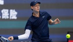 Sinner soffre ma supera De Minaur e i problemi fisici: terza finale consecutiva all'ATP di Pechino per Jannik