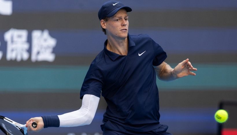 Sinner soffre ma supera De Minaur e i problemi fisici: terza finale consecutiva all'ATP di Pechino per Jannik