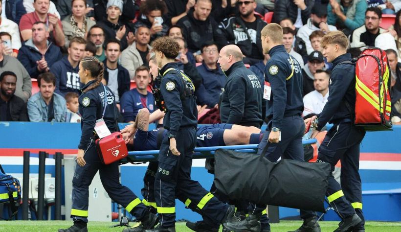 Il Psg vola grazie a Barcola ma perde Kvara, Beraldo e Lee per l'Atalanta: immagine choc per l'ex Napoli