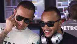 Hamilton, paura per Nicolas: la vettura del fratello di Lewis a fuoco a Silverstone. Immagini choc