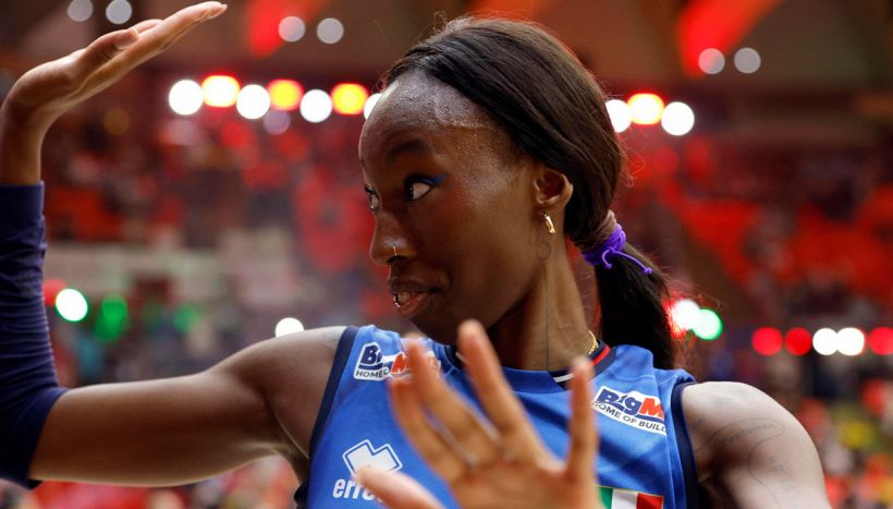La scelta controcorrente di Paola Egonu, leader delle Azzurre e capitana della Numia Vero Volley rinnova per un obiettivo