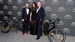 Sradicano un palo e distruggono un marciapiede per rubare la e-bike di Vicky Piria, pilota opinionista di Sky. 'Questa è Milano'