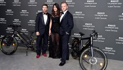 Sradicano un palo e distruggono un marciapiede per rubare la e-bike di Vicky Piria, pilota opinionista di Sky. "Questa è Milano"