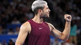 ATP 500 Tokyo, Alcaraz più forte di Bergs e del dolore alla caviglia. La dedica al fisioterapista: 'Il migliore al mondo'