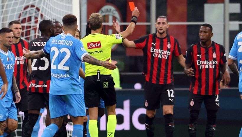 Milan-Napoli, moviola: bufera sull’arbitro, tre rigori reclamati, uno assegnato, caos sul rosso a Estupinan