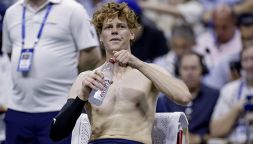 Come sta Sinner: l'allarme per l'infortunio all'addome, l'intervento del fisio e la finale contro Alcaraz