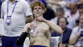 Come sta Sinner: l'allarme per l'infortunio all'addome, l'intervento del fisio e la finale contro Alcaraz