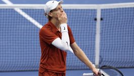 Sinner lascia tutto ad Alcaraz: la numero 1, gli US Open e 5 milioni. Bertolucci impietoso, Spike Lee fa festa