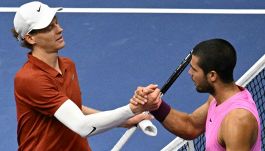 Sinner stroncato da Toni Nadal: "Avrebbe perso comunque da Alcaraz". Bufera sul nuovo look "tamarro" di Carlos