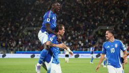 Sull'aereo della Nazionale esplode l'esultanza sfrenata degli azzurri all'oro del volley