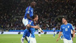 Sull'aereo della Nazionale esplode l'esultanza sfrenata degli azzurri all'oro del volley